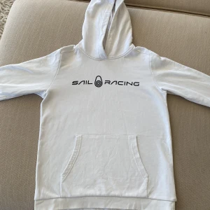 Vit hoodie från Sail Racing - Säljer en vit hoodie från Sail Racing. Den är supermjuk och bekväm, perfekt för kyliga dagar. Nypris 700 kr, mitt pris 300. Skicket på tröjan är riktigt bra. Hör gärna av dig vid frågor! 