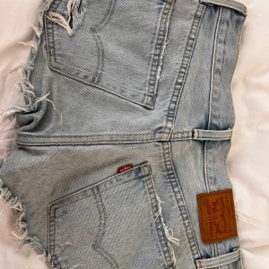Levis jeansshorts - Jätte fina shorts från Levis köpta i Spanien förra året. Dem är tyvärr för små för mig nu. Modell 501