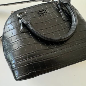 Väska  -  Rymlig väska med inre fack och  denna kan användas till nästan vad som helst resor ärenden och mycket mer