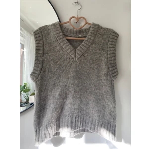 Grå stickad väst - Säljer denna superfina stickade västen från Mango i stl S. Den är ljusgrå med fina detaljer och är väldigt mjuk. Perfekt inför hösten💛 skriv om du har frågor✨