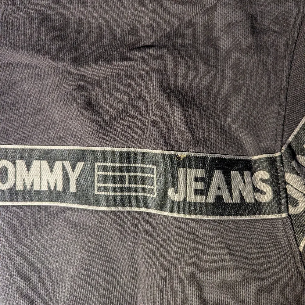 Säljer en svart hoodie från Tommy Jeans. bra skick förutom ett litet bränn hål på framsidan som inte märks när den bärs. storlek M. Tröjor & Koftor.