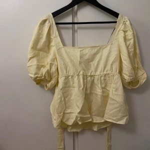 Topp med knytning - Gul topp från H&M. Storlek s.