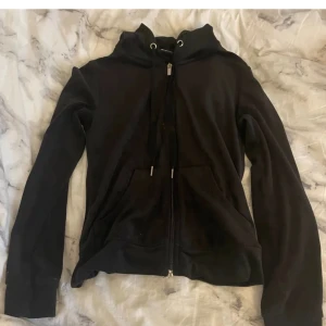 Svart hoodie med matchande byxor - Säljer mina velour kläder från gina tricot 40kr st / hela settet för 60kr, original pris 250kr st💞