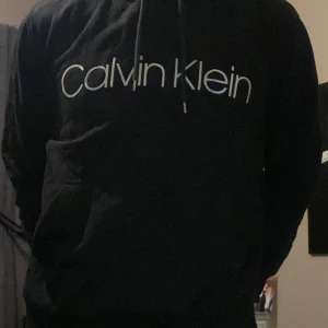 Calvin Klein  - Calvin Klein Hoodie använd fåtal gånger storlek L om ni har mer frågor så kan ni bara skriva. Priset kan diskuteras