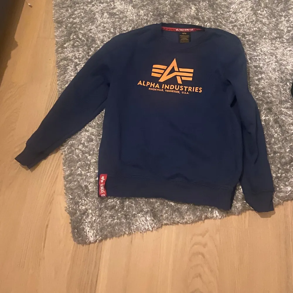 Alpha Industries tröja aldrig använd storlek L om ni har mer frågor så kan ni bara skriva. Priset går att diskutera.. Hoodies.