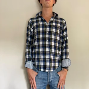 Rutig skjorta i bomull - Säljer en assnygg flannel skjorta från gant, som är designad av Michael bastian, storleken är s! Skriv om ni har några funderingar! Skick 9/10 model 189
