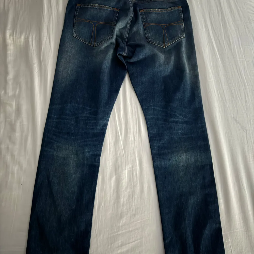 Säljer ett par snygga marinblå jeans från Tiger of Sweden. De är i nyskick och är aldrig använda, de var tighta för mig (185) stora ben... Jeansen är extremt snygga och passar perfekt till våren 🍁 Modell: Pistolero Storlek: 34L 34W. Jeans & Byxor.