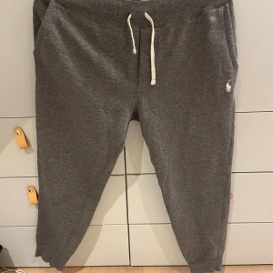 Ralph lauren mjukisbyxor  - Hej, säljer dessa Polo Ralph Lauren mjukisbyxor då dom är för små för mig. Dessa passar dig bekvämt som är runt 170 cm. Jag tyckte att dom var för små på längden 