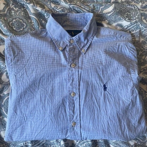 Ralph lauren skjorta  - Button down skjorta från Ralph lauren 🐎 9/10 cond, inga defekter☺️ Skicka meddelande för flera frågor😃