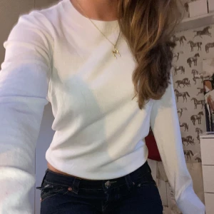 Basic vit Tröja - Säljer denna superstark vita tröjan som är så lätt att styla och är så skön, perfekt nu till hösten. Tröjan är knappast andvänd med inga defekter💗💗
