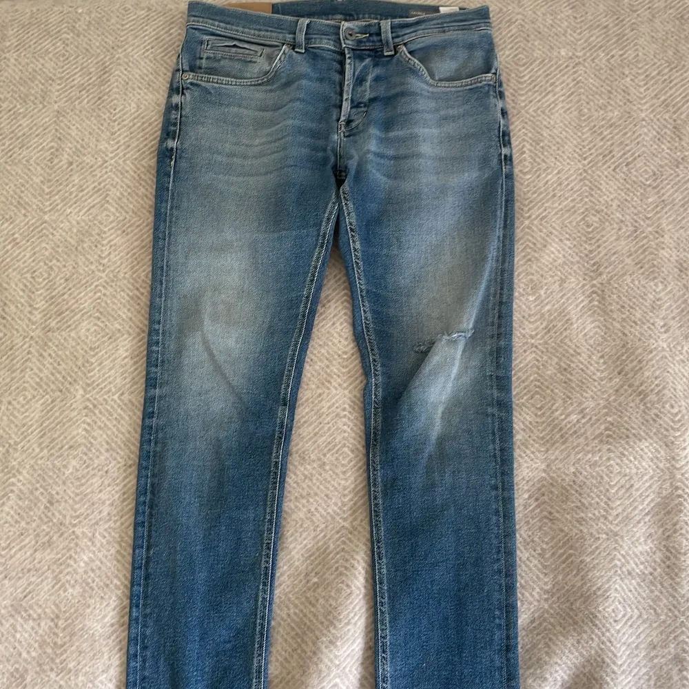 Säljer just nu mina riktigt snygga dondup jeans i modell Goerge. Jeansen är i storlek 32. Jeansen har ett hål på knät som det ska vara i modellen. . Jeans & Byxor.