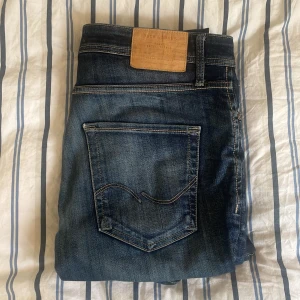 Jack and Jones jeans - Tjenare jag säljer ett par snygga jag and jones jeans som inte används längre. Dem sitter som en blandning mellan slim och raka byxor och passar någon runt 180 70kg