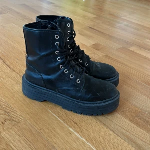 Chunky boots - Svarta läder skor med platå