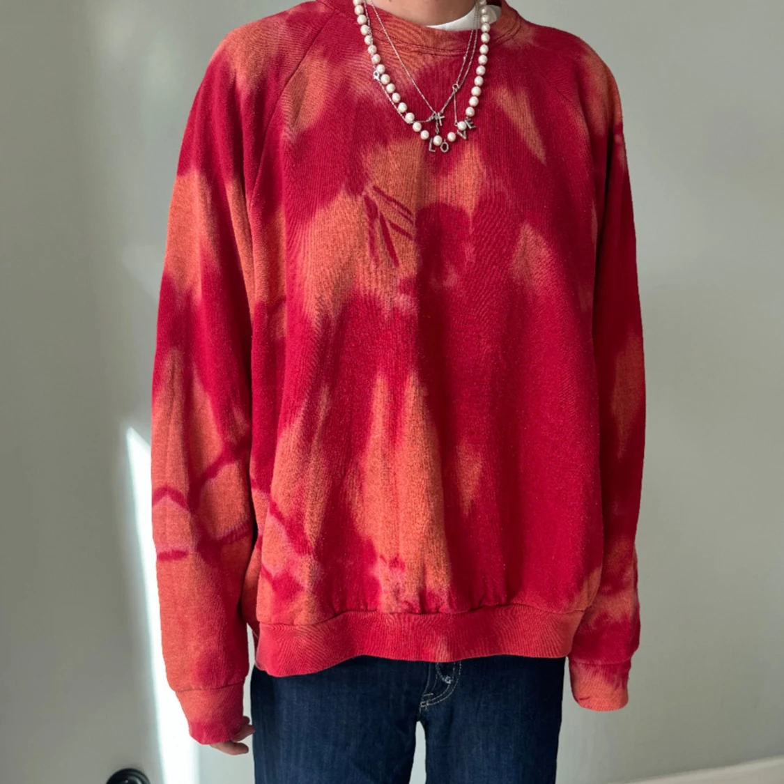 Röd och orange batikmönstrad tröja