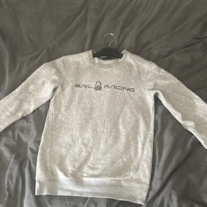 Sail Racing hoodie  - Har haft i något år men bara använd några få gånger. Inga märken eller fläckar på och annars mycket bra skick.