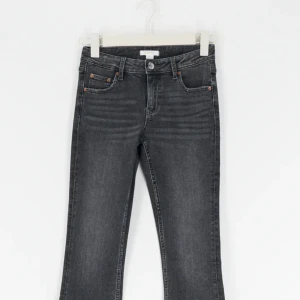 ginatricot young  - säljer mina så snygga och super sköna gråa jeans från gina young då jag börjar växa ur dom tyvärr. använda några gånger men inga defekter! köptes för 300 ❤️‍🔥