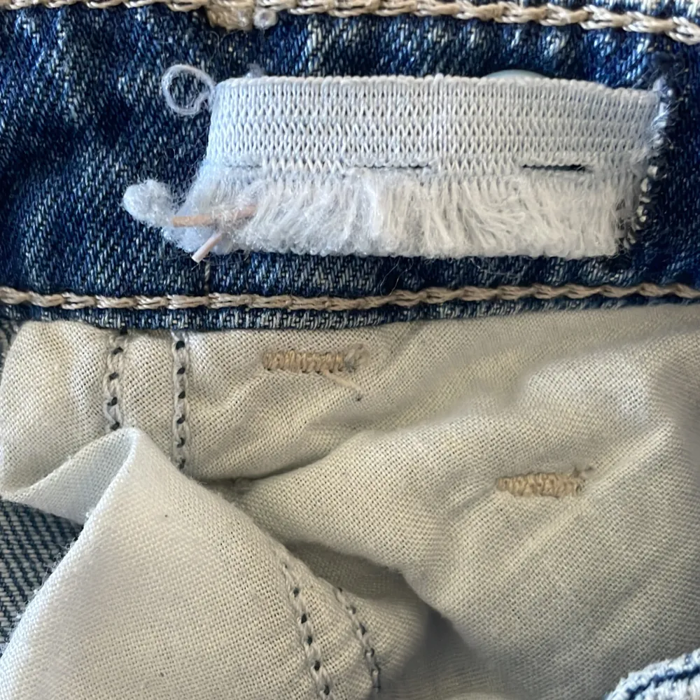 Fina jeansshorts från hm i storlek 152 men passar även upp till 164. Ena resåren har defekt men påverkar inte funktionen.. Shorts.