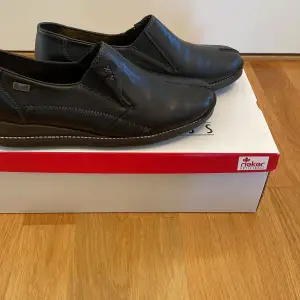 Rieker loafers aldrig använda i toppskick  Pris: Nypris:750kr Pris:250kr Innermått:24cm