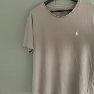 Ralph lauren t shirt strl L men passar M Nypris 700kr