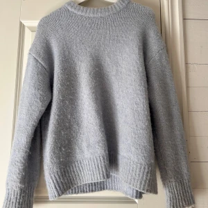 Stickad tröja - Blå stickad tröja från Zara i storlek S. Perfekt nu inför hösten.🩵🍁🍂
