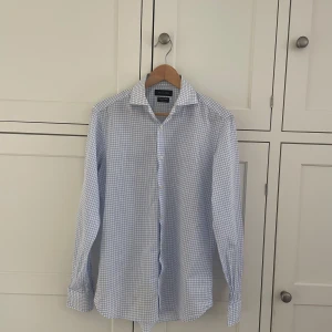 Stilig Massimo Dutti skjorta, storlek 40 - Stilig blå vitt rutig Massimo Dutti skjorta, ”ITALIAN FABRIC”. Aldrig använd, jätte fint skick. Skriv vid frågor/funderinga! :) ➡️STORLEK: 40
