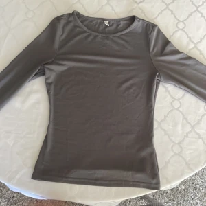 Tröja - En grå långärmad tröja 