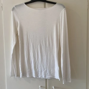 Intimissimi liknande tröja - Tunn långärmad tröja som liknar Intimissimi⭐️Köpt på Gekås Ullared men den var för stor för mig så säljer den därför. Endast testad Köpt för 90kr⭐️