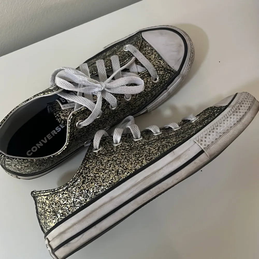 Glittriga Converse❣️. Skor.