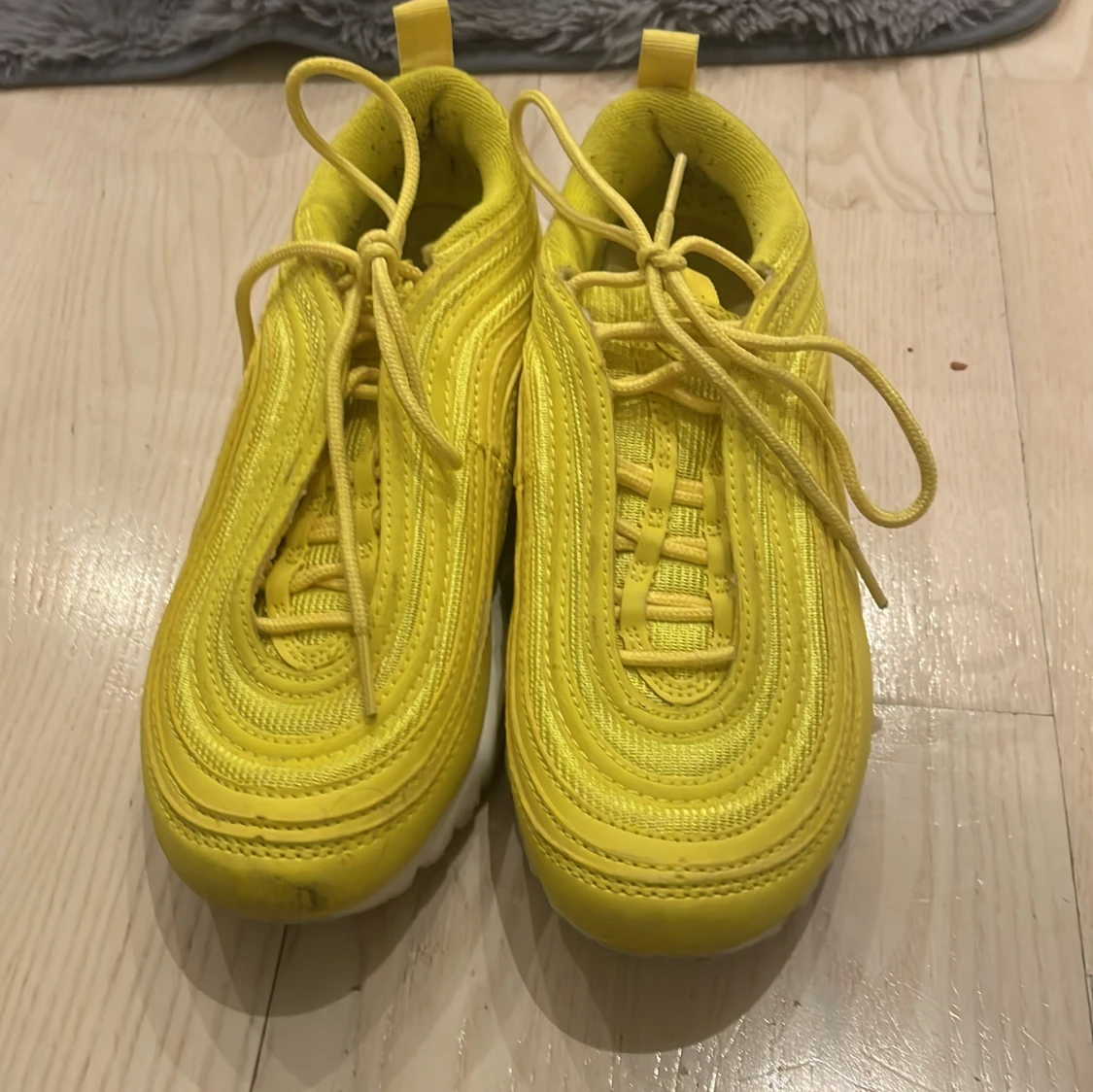 Dom är lite använda men i gott skick