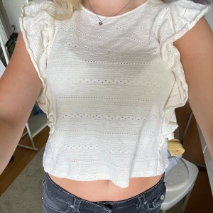 Gullig volangtopp - Så himla söt volangtopp som är i fint skick!💞i en krämvit färg!