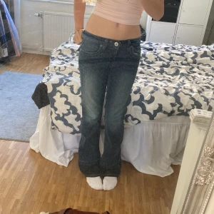 Lowwaisted jeans  - Super snygga Lågmidjade jeans men snygga detaljer på fickorna💖Säljer dom då jag aldrig använt dom💕 Dom är förlängda då dom var extremt korta innan, jag är 168cm och nu passar dom perfekt💘 Står till och med på byxlappen att dom är The Legendary 💙Jeans