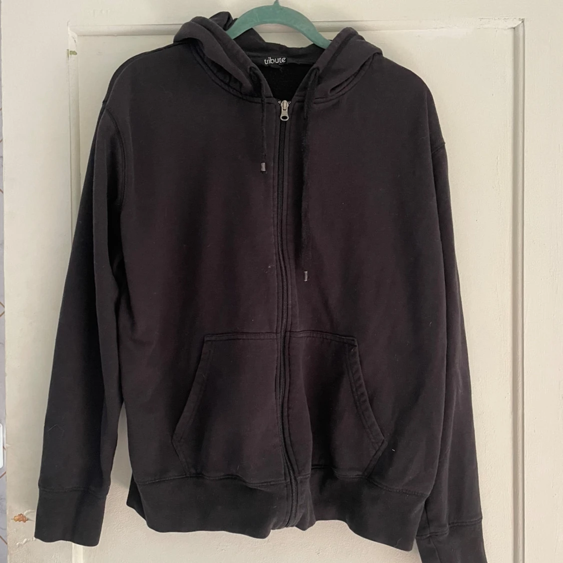 Svart hoodie från Tribute