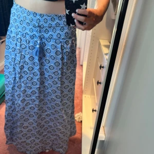 Supersöt långkjol 👠💋 - Säljer min fina långkjol från Gina young. Strl 170✨ Knappt använd så i superfint skick💕Nypris 299kr