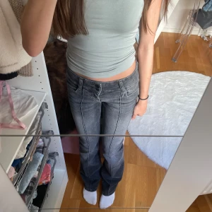 Bershka jeans - Gråa Bershka jeans, bra passform och skönt material. Bra condition, använda fåtal gånger. 