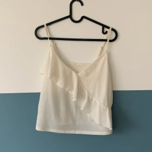 gulligt linne💕💕 - säljer eftersom det inte kommer till användning. Knappt använd skulle säga att det är i nyskick. Lappen är avklippt så vet ej om det är strl XS eller S men passar båda storlekarna!🐬