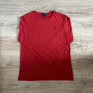 Ralph lauren tröja  - En snygg tröja i toppen skick, hör av er vid intresse! Tröjan är i storlek XL 18-20 och passar definitivt storlek S.