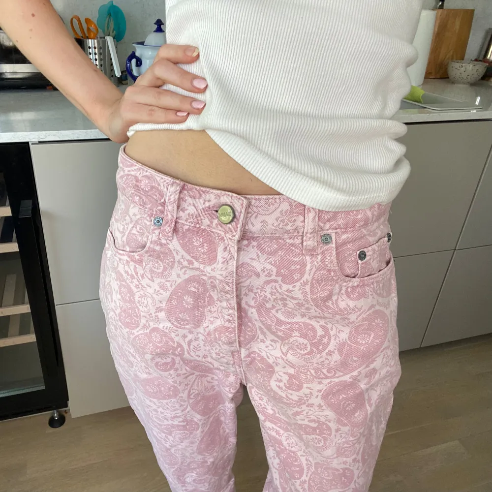 Finaste rosa jeansen från ganni! Så fint mönster, raka i modellen💖 jag är 170cm lång. Jeans & Byxor.