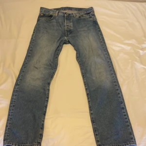 Levis 501 - Skick:10/10 Storlek: W32 L32 Säljer dem då jag knappt har använt dem.