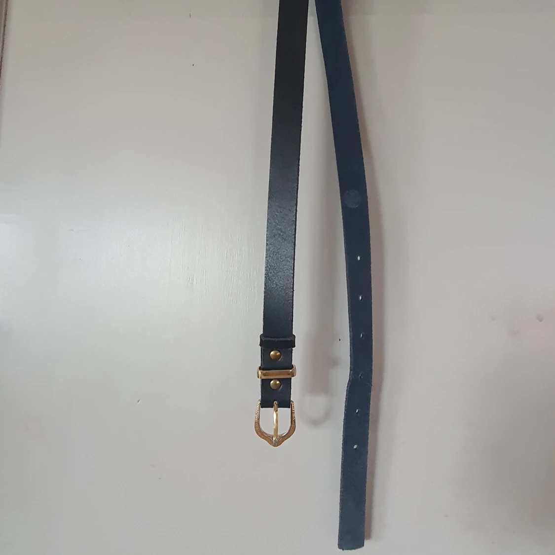 Svart skärp med guldfärgat spänne - 90