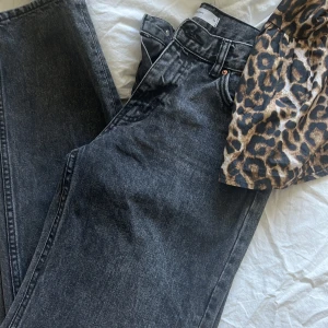 Jeans  - Säljer dessa fina jeans ifrån Gina Tricot, fint skick!! I storlek 36💗