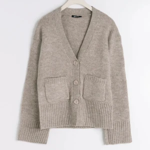 Tröja Gina Tricot  - Säljer en jätte fin kofta från Gina tricot storlek xs. 