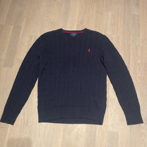 Mörkblå stickad ralph lauren tröja - Väldigt bra skick, Oanvänd. Storlek M. Nypris 2200kr.  jag säljer den billigt för 900kr. Perfekt nu till vintern!✅ Pris kan diskuteras. Skriv till mig vid minsta lilla fundering!