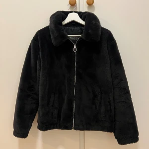 Vinterjacka Hollister - Jacka från Hollister i fint skick, försiktigt använd.  Lurvig och fluffig i mjukt material.  Stl S men ganska stor så kulle passa en M också. 