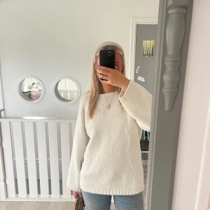 Stickad tröja - Säljer denna super mysiga och mjuka tröjan från bikbok! Använd cirka 7 gånger och i väldigt fint skick!  Skriv om ni har några funderingar