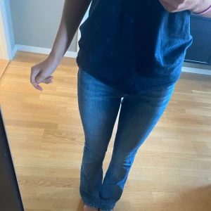 Blå jeansbyxor - säljer dessa blåa bootcut jeansen ifrån Gina tricot. skulle säga att dem är mid/high waist, men brukar vika ner midjan så dem blir lite mer lågmidjade. kom privat om ni har mer frågor💓