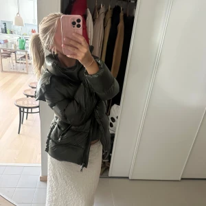 jacka massimo dutti - Säljer min näst intill oanvända dun jacka från massimo dutti, för tillfället helt slutsåld på hemsidan samt zalando. Hör av dig vid funderingar 💕