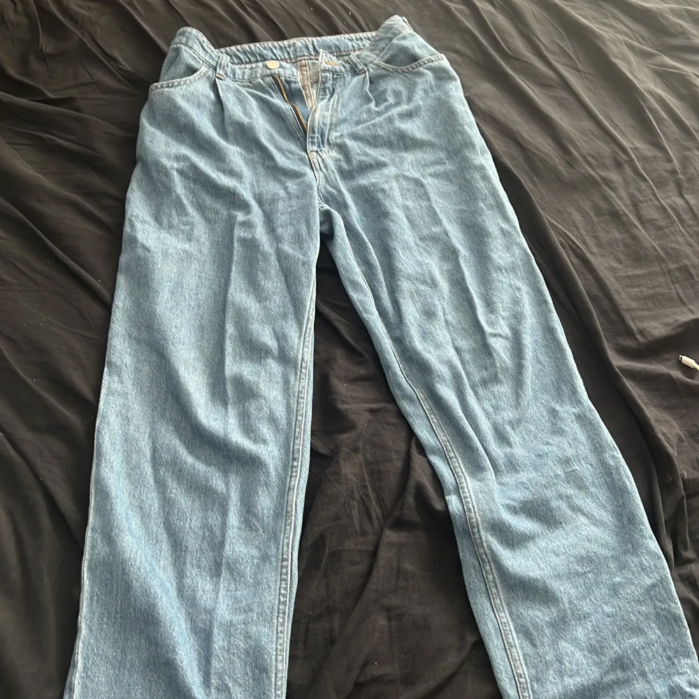 Säljer dessa baggy jeans eftersom dem inte kommer till användning längre, fint skick och inga slitningar.. Jeans & Byxor.