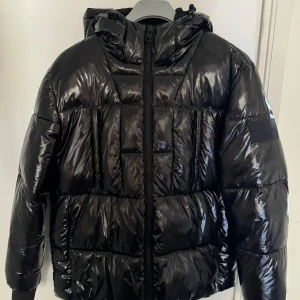 Calvin Klein Vinterjacka - Calvin Klein vinterjacka i storlek M (passar även S) Varm, bekväm och inga slitningar eller skador. 
