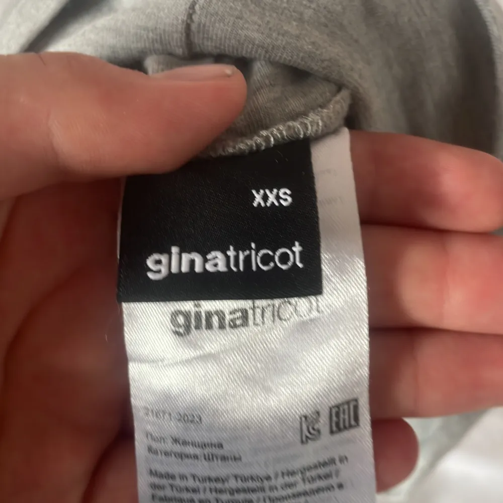 Säljer mina gråa joga pants från Gina tricot då dem tyvärr är för små. Dem är i jättefint skick och har inga defekter. Använda ett fåtal gånger. Köpta för 200 💞. Jeans & Byxor.