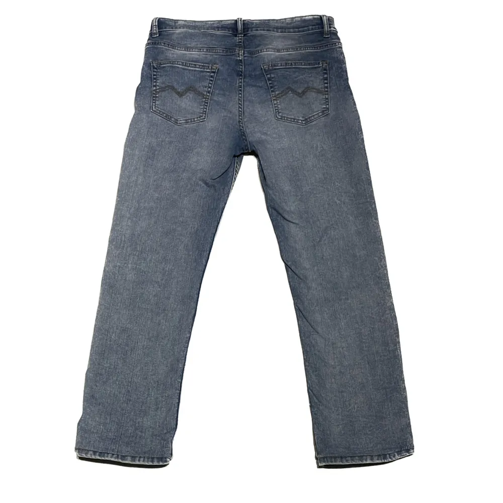 Säljer ett par blåa Monten  jeans i storlek 32/32. Jeansen har en rak passform och är tillverkade i ett bekvämt denimtyg. Perfekta för vardagsbruk!. Jeans & Byxor.